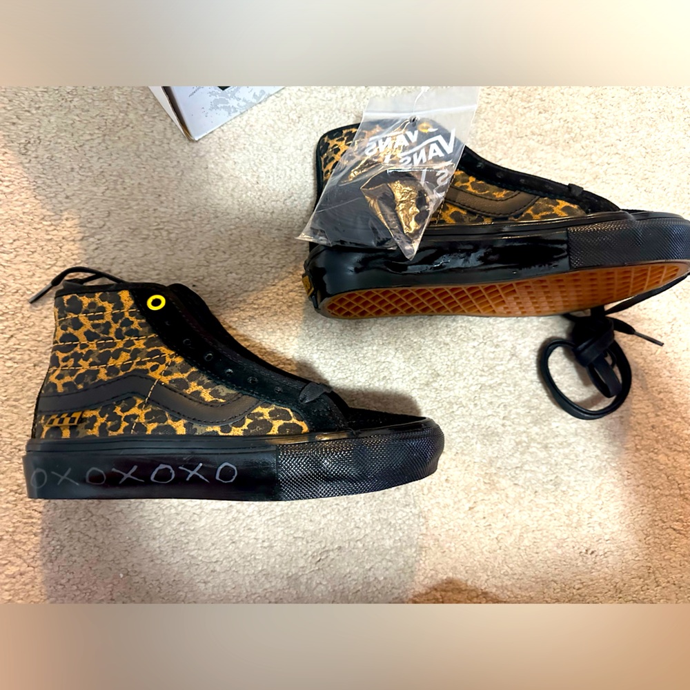 Nwt kids Vans high tops, cher strauberry cheetah print, size 3.5